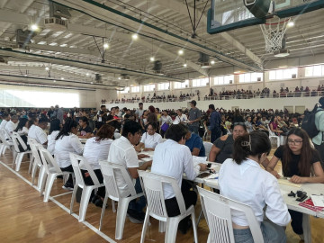 Entregan 2 mil 500 tarjetas de beca municipal a universitarios