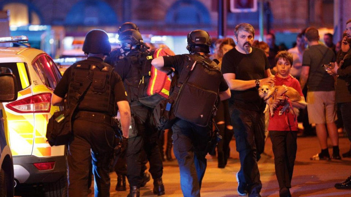 Al menos 20 muertos por explosión en concierto de Ariana Grande
