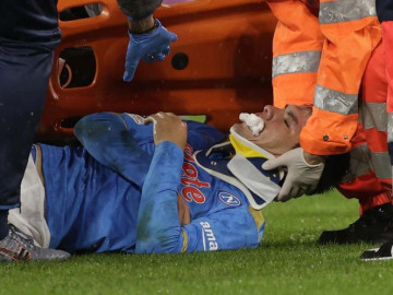 Hirving "Chucky" Lozano sufre fuerte golpe y sale del campo con collarín 