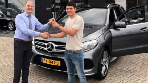 Consienten a Chuky Lozano en Holanda