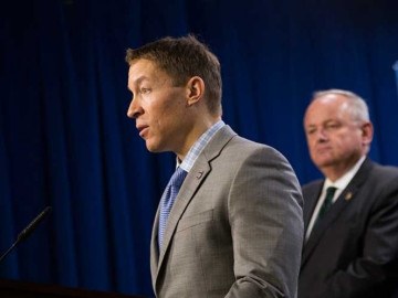 Despide Trump al jefe de Inmigración y Aduanas