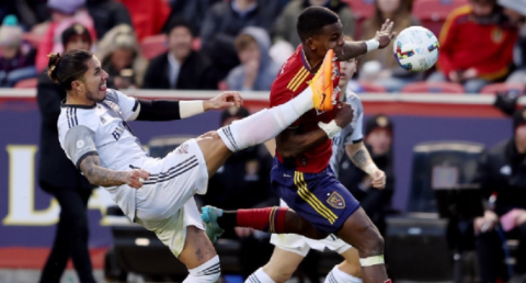 Expulsan a Carlos Salcedo por patear la cara de un rival 