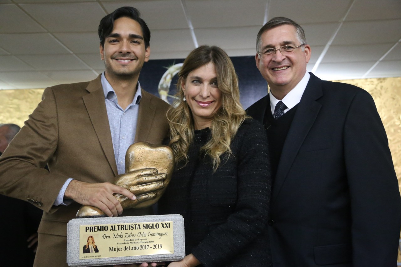 Alcaldesa de Reynosa recibe Premio Altruista Siglo XXI