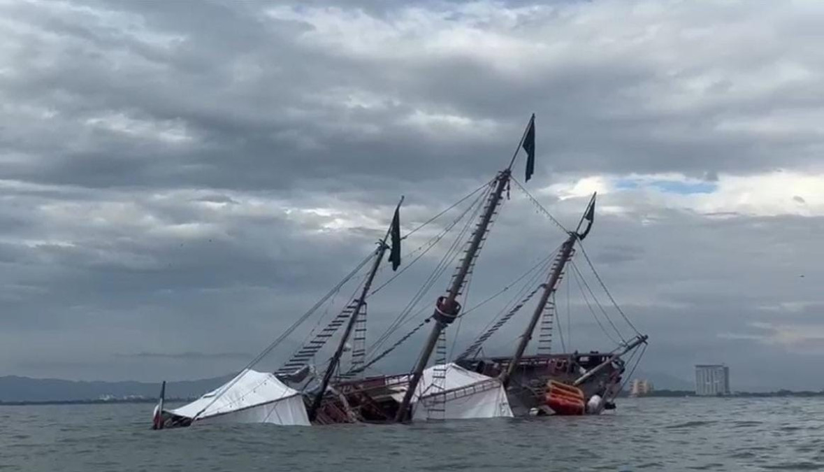 Se hunde el histórico galeón turístico 'Marigalante' en Puerto Vallarta