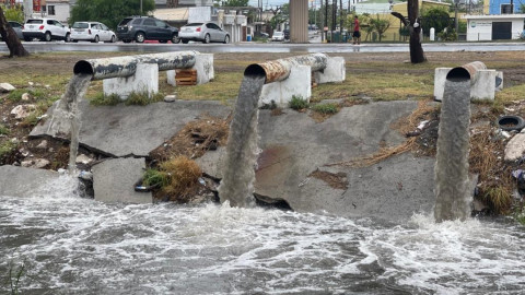 Limpieza de drenes permite fluidez de agua causada por frente frío #45: Protección Civil