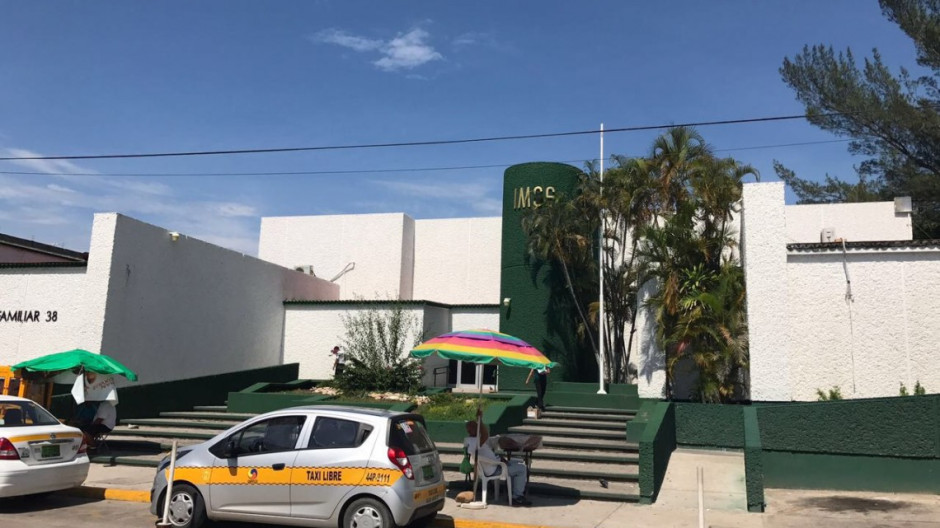 Vierten ácido a drenaje en clínica del IMSS y genera terror