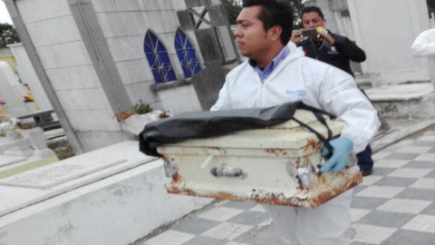 Exhuman cuerpo de bebé en panteón de Árbol Grande de Madero