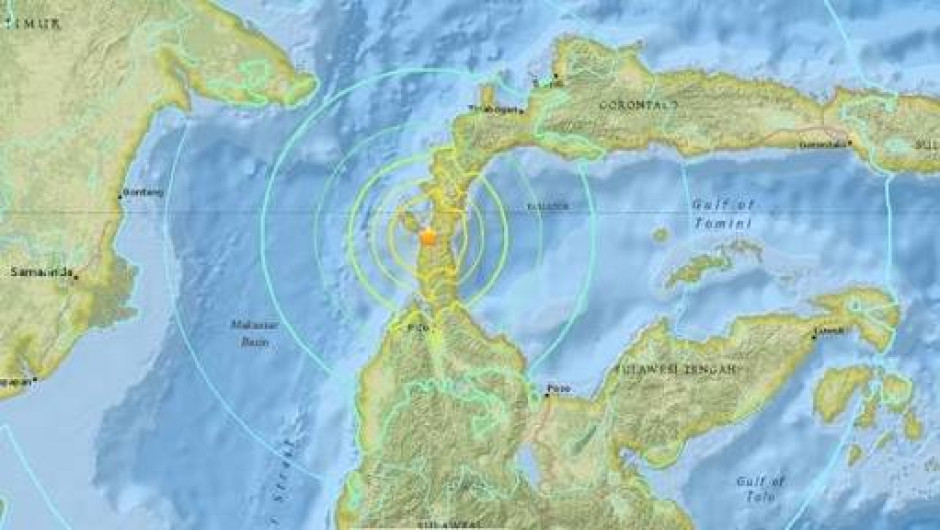 Fuerte sismo en Indonesia provoca alerta de tsunami