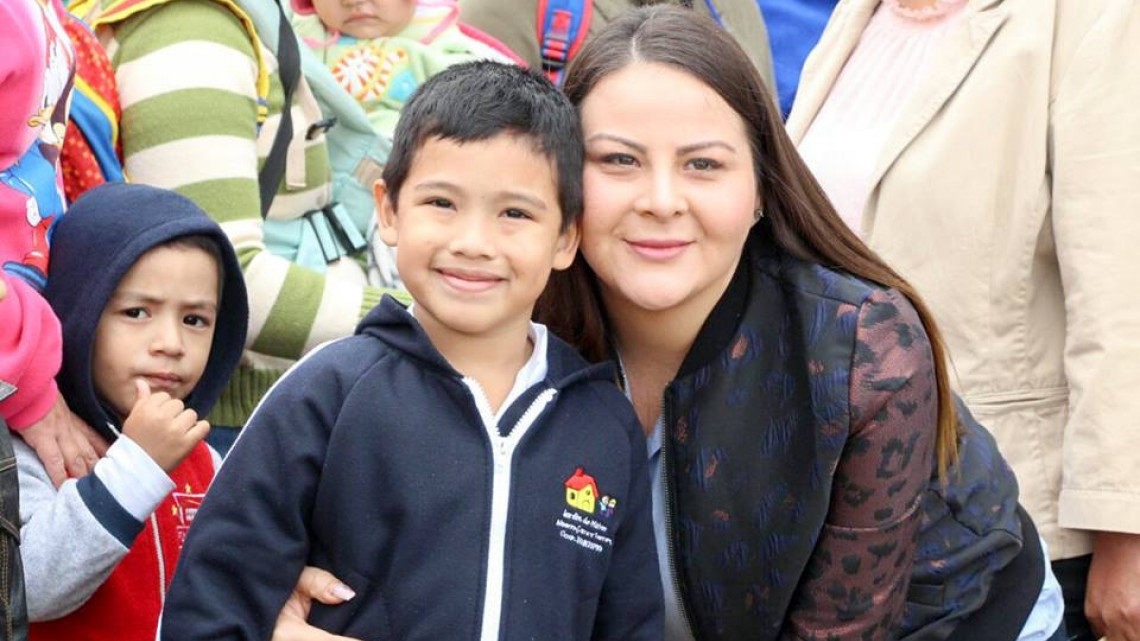 Inauguran construcción de guarniciones y banquetas