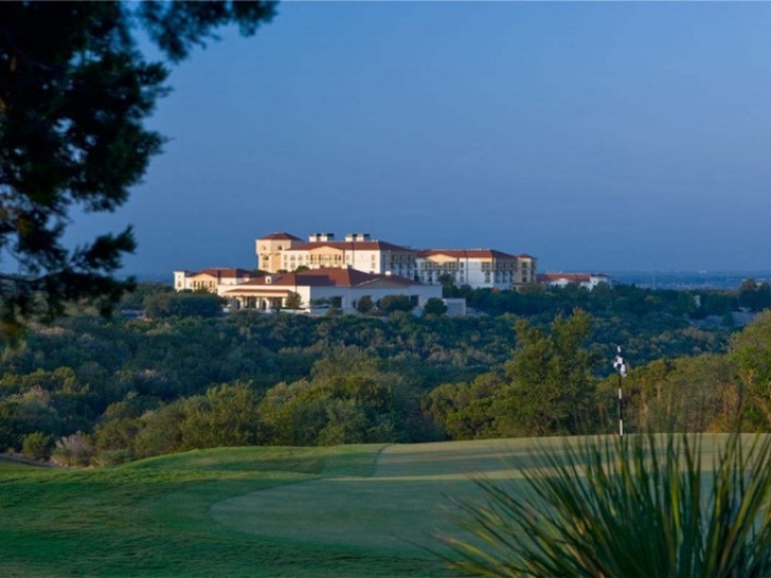 Demandan a hotel por prohibir hablar a español a sus empleados