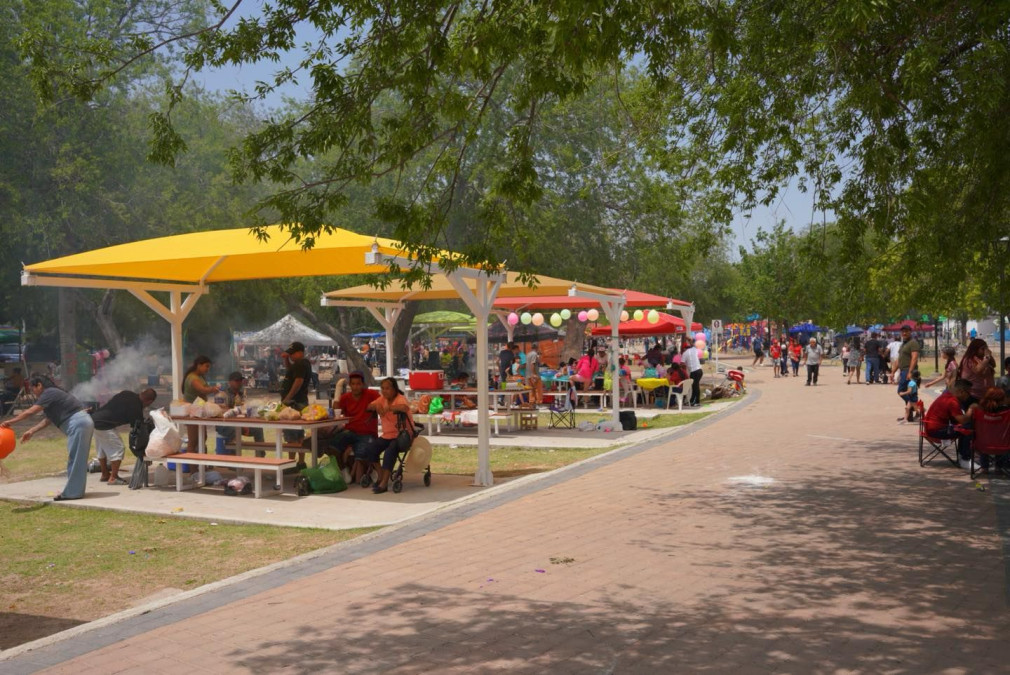Celebran pascua cientos de familias neolaredenses en espacios públicos dignos; reportan saldo blanco