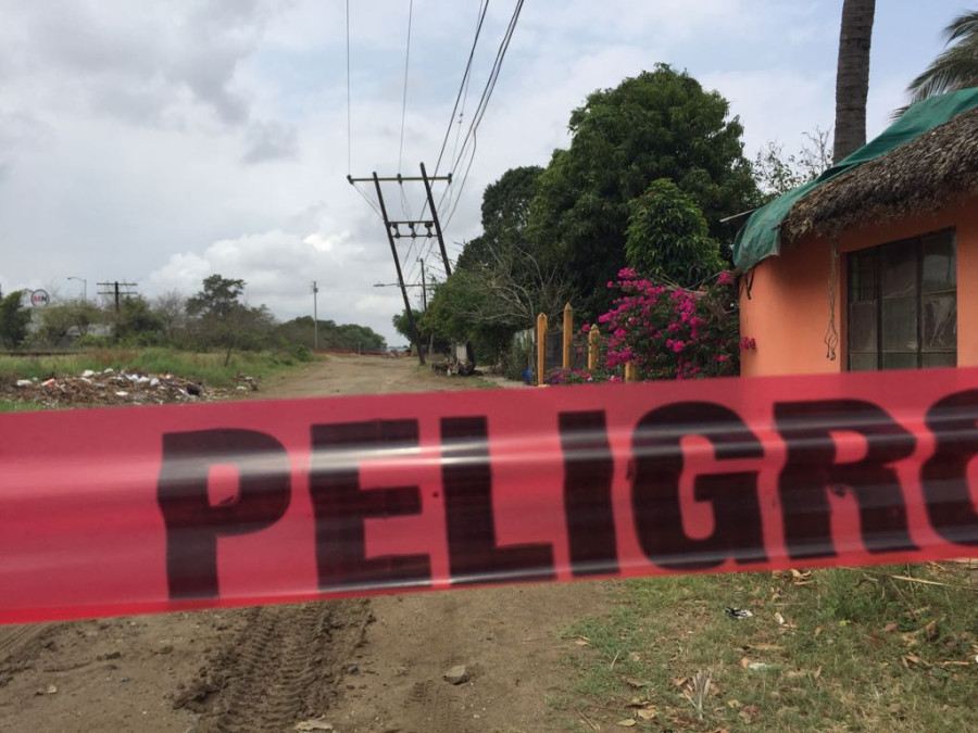 Postes viejos de energía eléctrica, a punto de caer