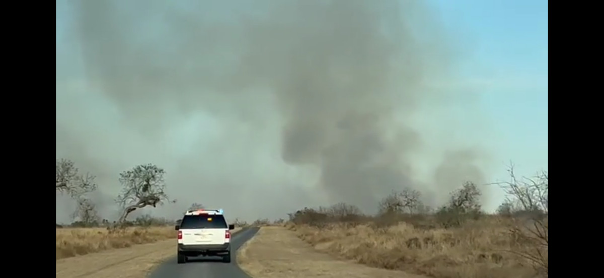Emiten restricción de vuelo por incendio masivo en Condado Willacy