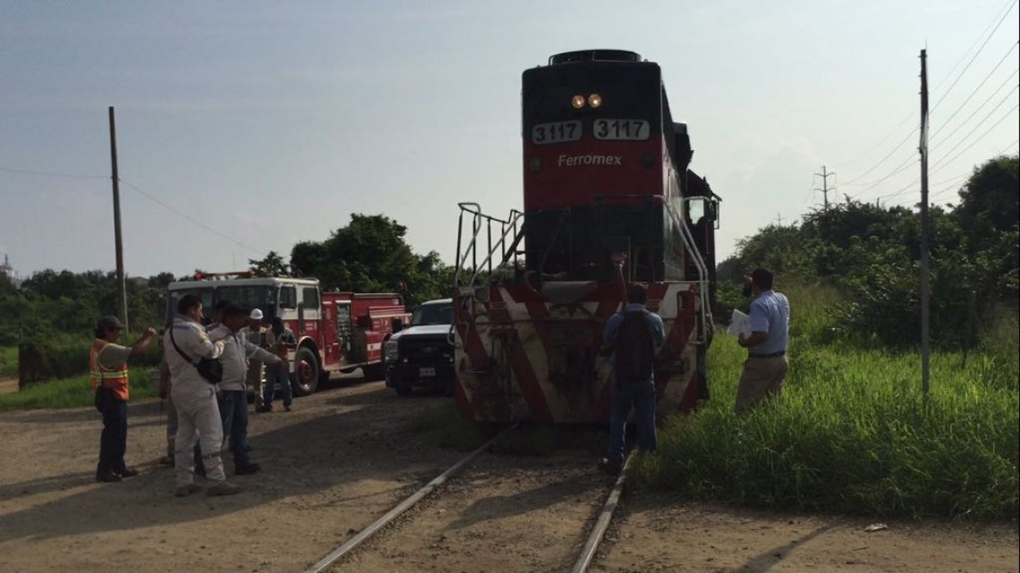 Tren embiste tráiler que transportaba material flamable