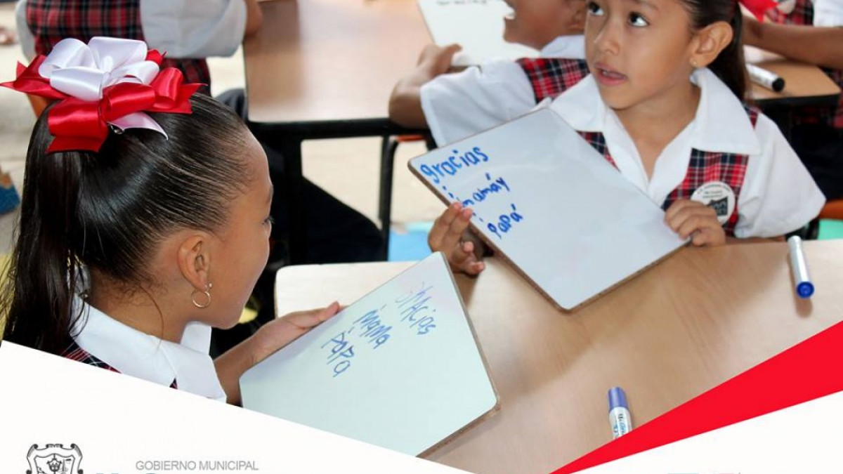 Alcaldesa acude a ceremonia de graduación de Jardín de Niños