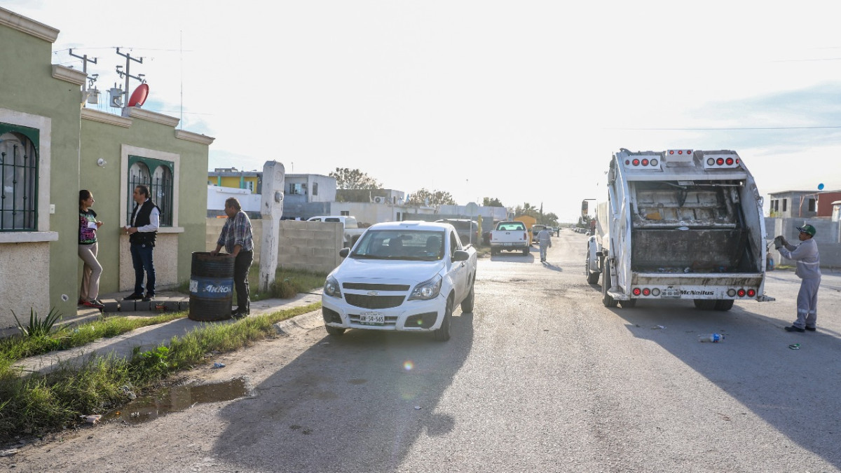 Supervisan labores de recoleccion de basura