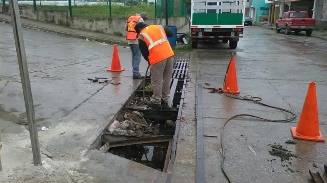 Realizan mantenimiento de rejillas pluviales