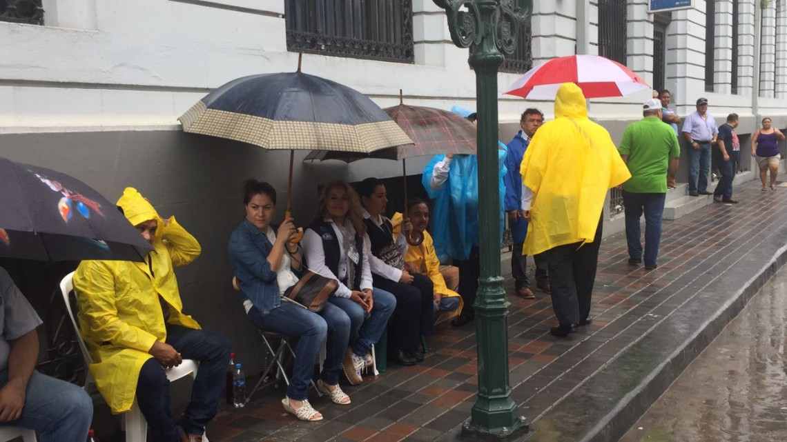 Telefonistas realizan mitin bajo la lluvia