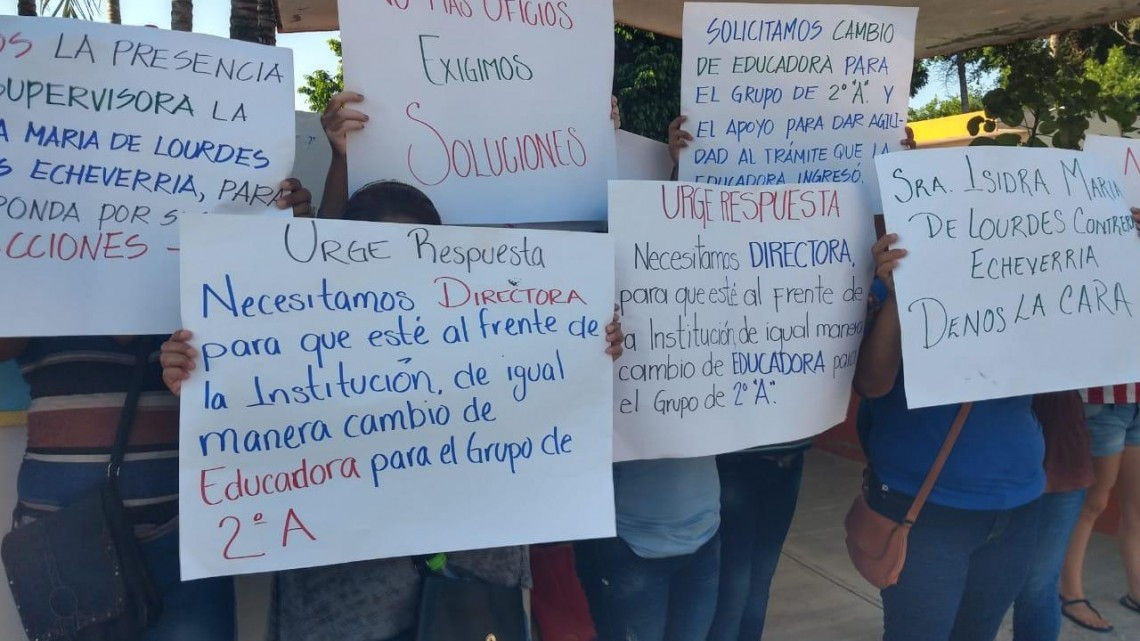 Madres de familia hacen plantón exigen directora en jardín de niños 