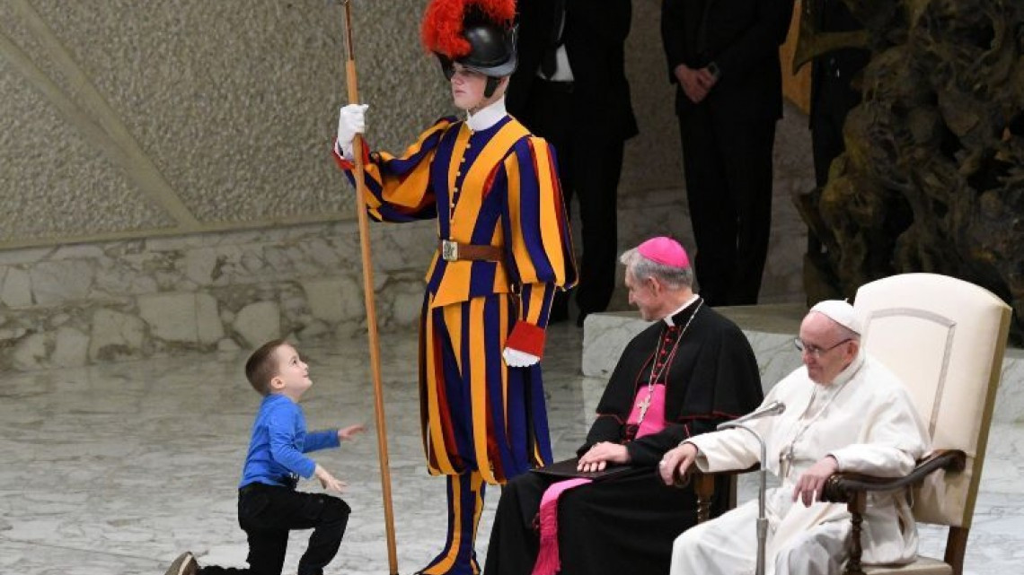 Niño autista conquista al Papa tras interrumpir audiencia