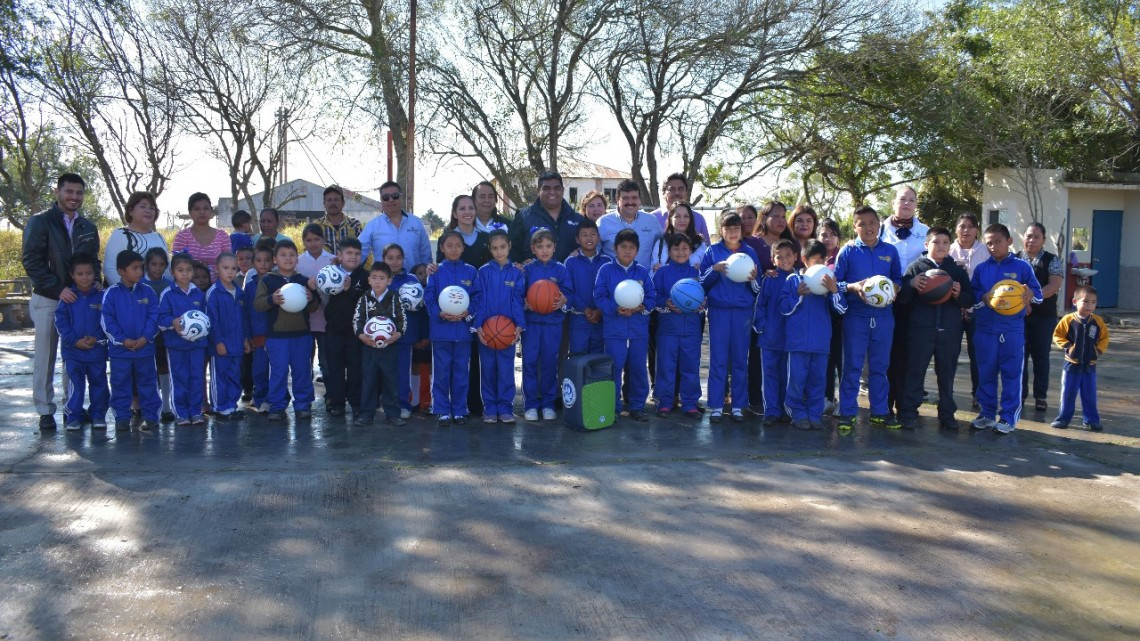 Padres de familia agradecen al Presidente Municipal su compromiso con la educación