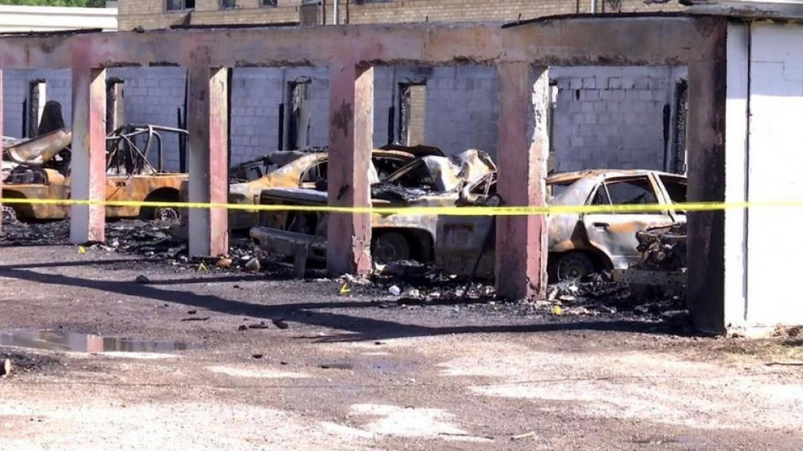 Arrestan a menor de edad acusado de incendiar estacionamiento