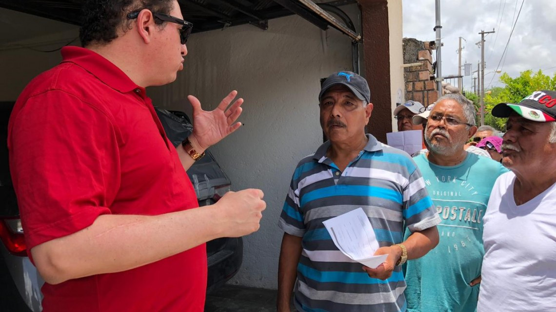 Abuelitos defraudados confrontan a abogado