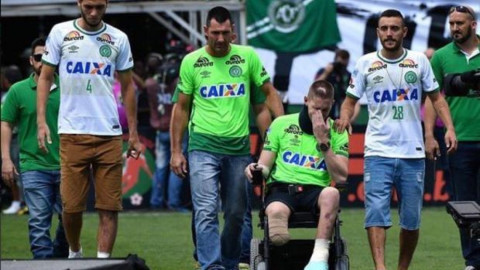 Levantan la Copa Sudamericana los tres sobrevivientes de la tragedia Chapecoense