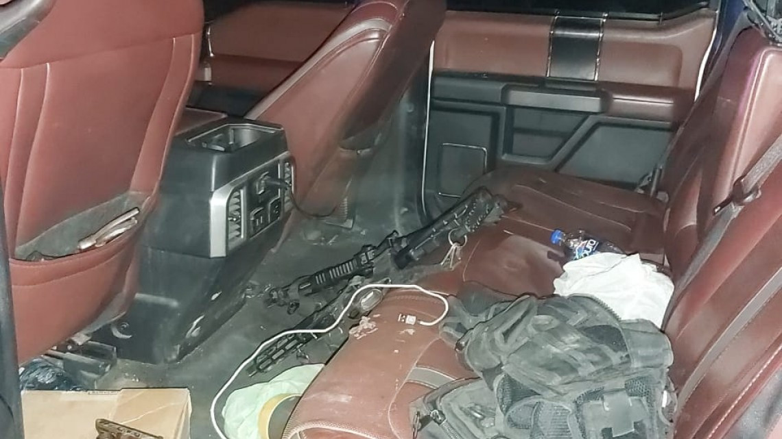 Detiene Policía Estatal a 3 hombres y aseguran camioneta y armas