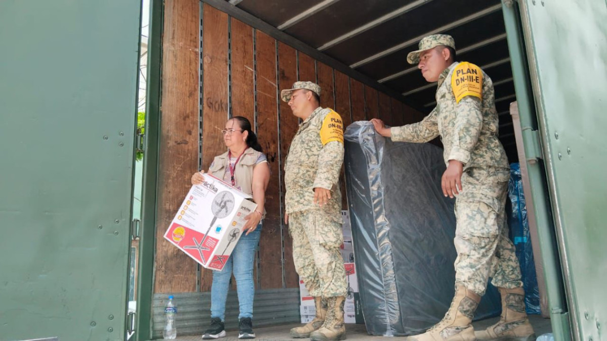 Entrega de kits de Bienestar se realiza en plaza de la colonia Lázaro Cárdenas por dificultades de acceso