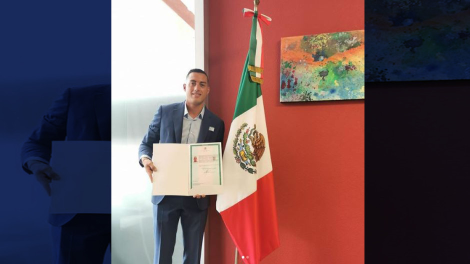 Recibe Funes Mori carta de naturalización 