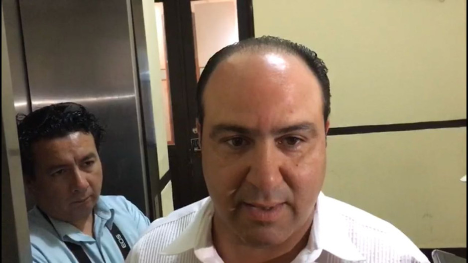 Amenaza Carlos García con regresar al Congreso en Octubre