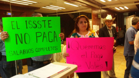Exigen trabajadores del ISSSTE pago de aguinaldo y bonos