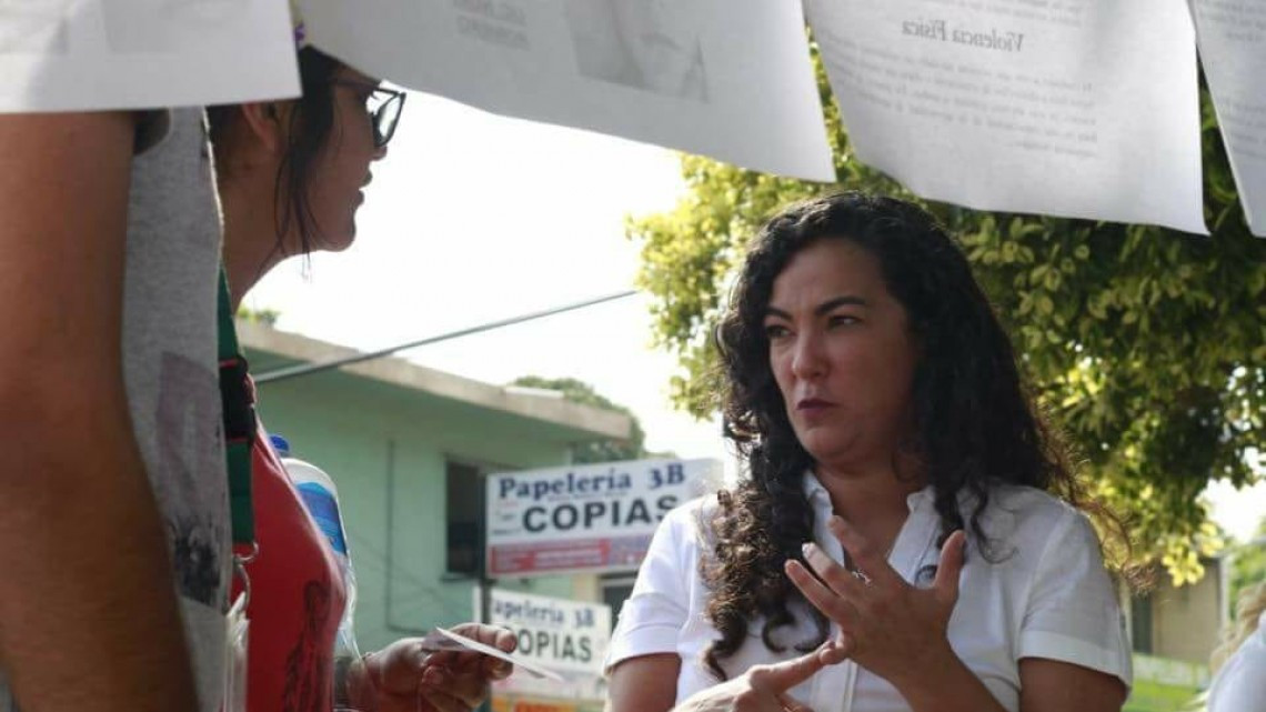 Diputada federal entrega silbatos de alerta a mujeres