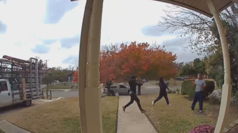 Buscan a ladrones que robaron a hombre en el patio de su casa