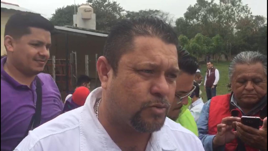 Retiran a padres de familia qué hacían fila afuera de escuela para obtener una ficha