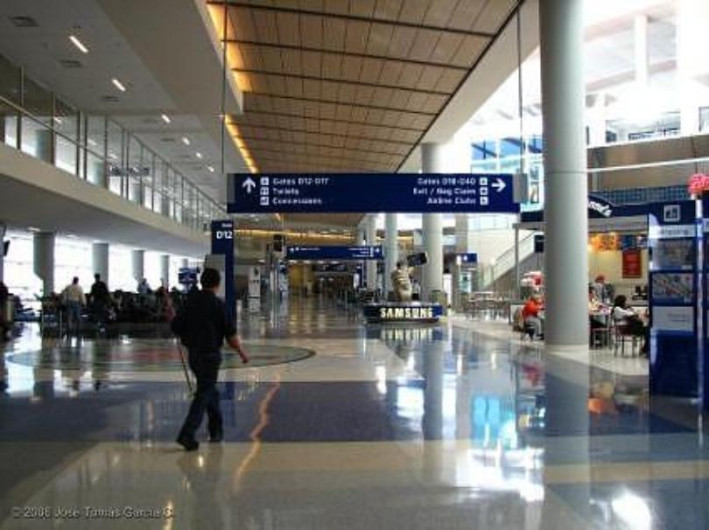 Decomisan metanfetamina liquida en el Aeropuerto de Dallas