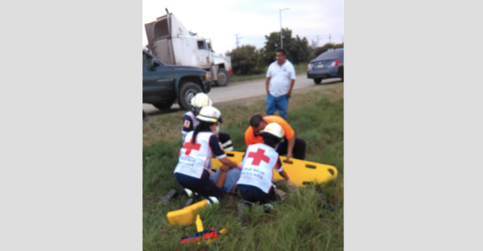 Trailer saca del camino a unidad compacta, generando su volcadura