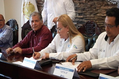 Firman convenio de colaboración escuelas y municipio