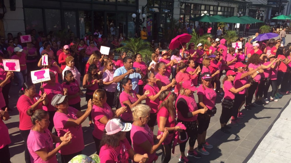 Conmemoran en Tampico el día mundial del cáncer de mama con un zumbatón