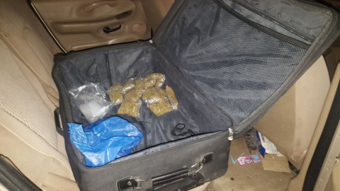 Intenta sobornar a policías y lo detienen