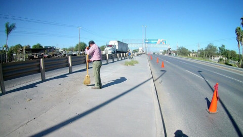 Delimitan cuadrillas municipales espacio para trabajar con seguridad