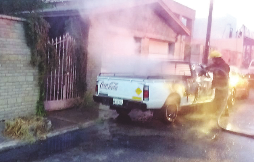 Se incendia camioneta de compañía refresquera en Nuevo Laredo
