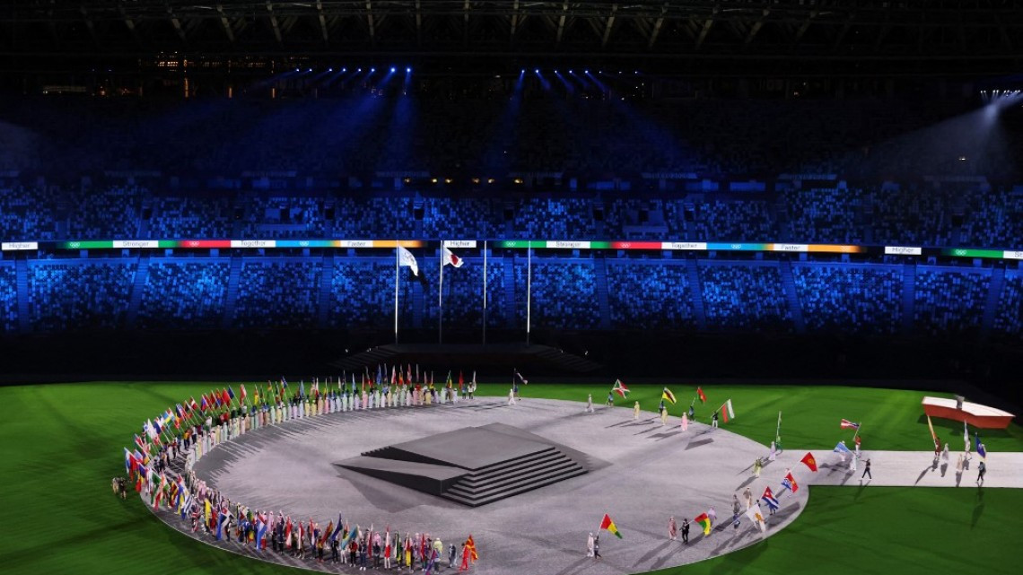 Se apaga la llama olímpica en Tokio; pasan estafeta a París 