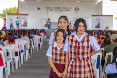 Promueven apoyos educativos : Alcalde Carlos Peña Ortiz, Senador José Ramón Gómez Leal y Diputada Claudia Alejandra Hernández Sáenz 