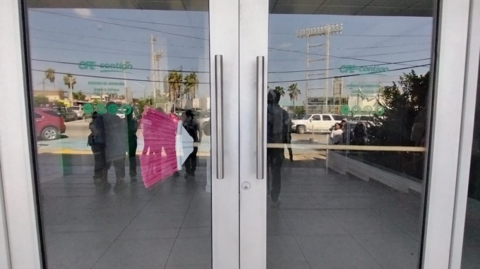 CFE cierra oficinas tras conflicto por falta de uniformes a trabajadoras