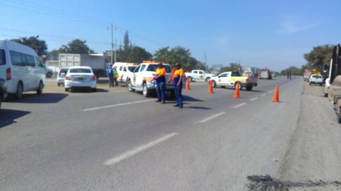 Cierran temporalmente carretera federal por fuga de hidrocarburo