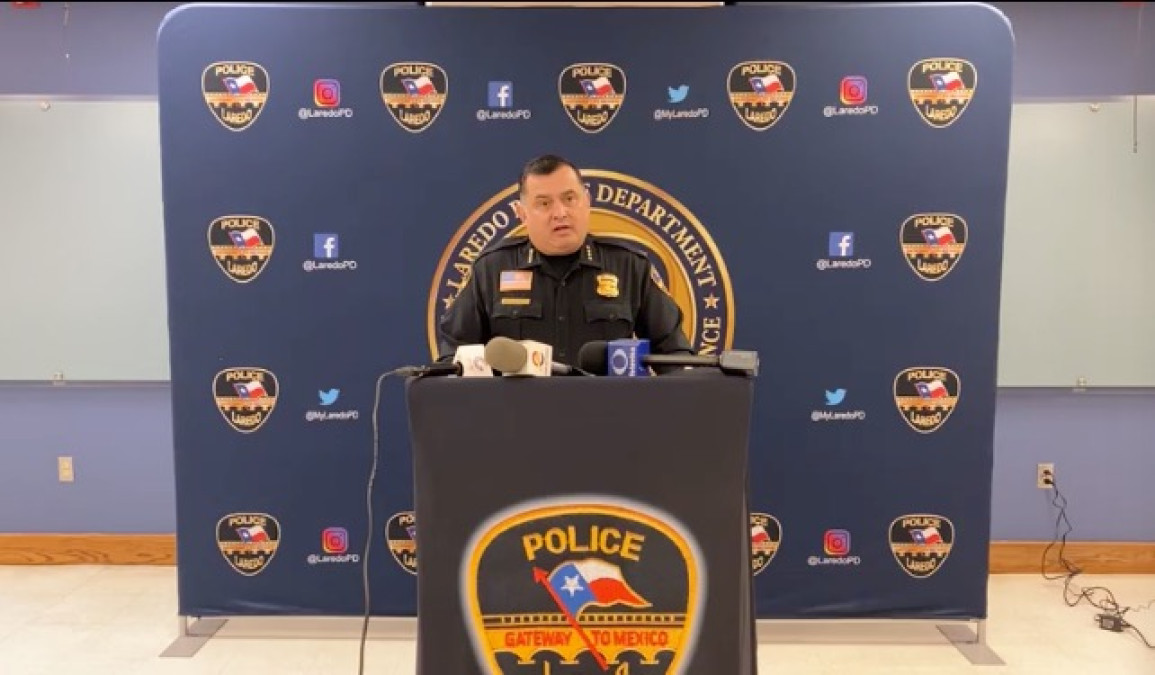 Madre entrega a su hijo a la policía de Laredo, Texas tras asesinar a tres jóvenes