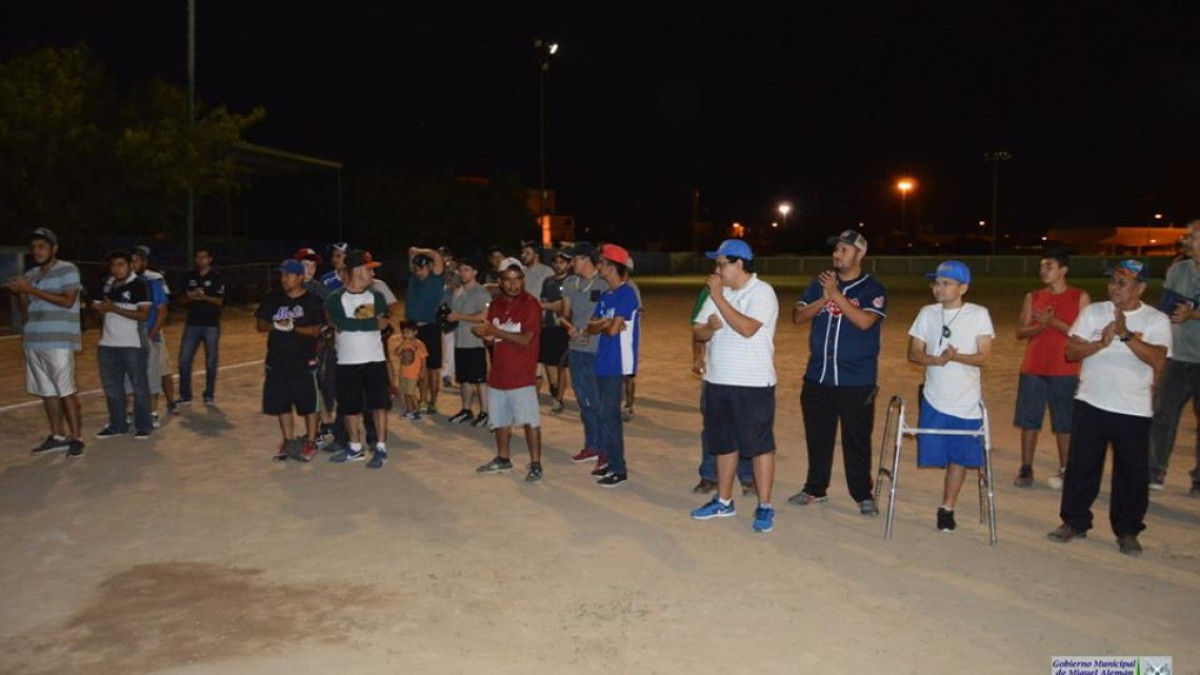 Entregan lámparas en la inauguración de campo de softbol