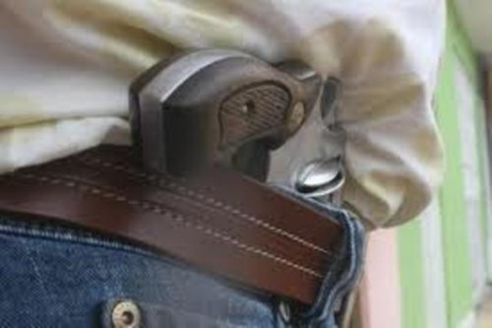 Alcalde de Padilla recurre a la portación de arma